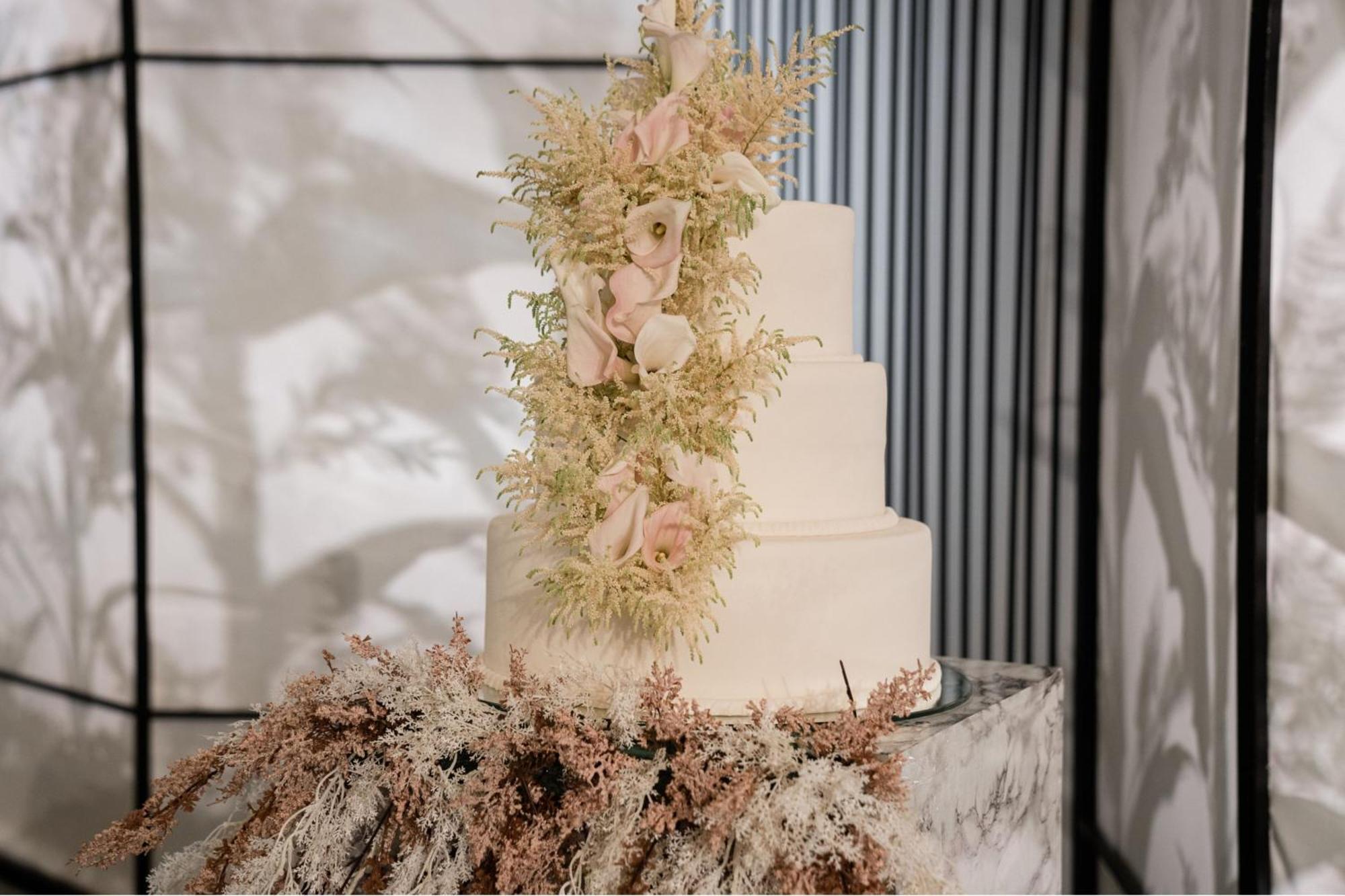 The St. Regis Abu Dhabi Hotel Exterior photo A wedding cake