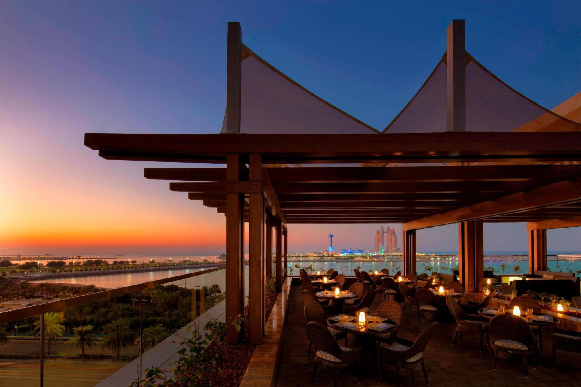 The St. Regis Abu Dhabi Hotel Exterior photo The View at The Palm Jumeirah