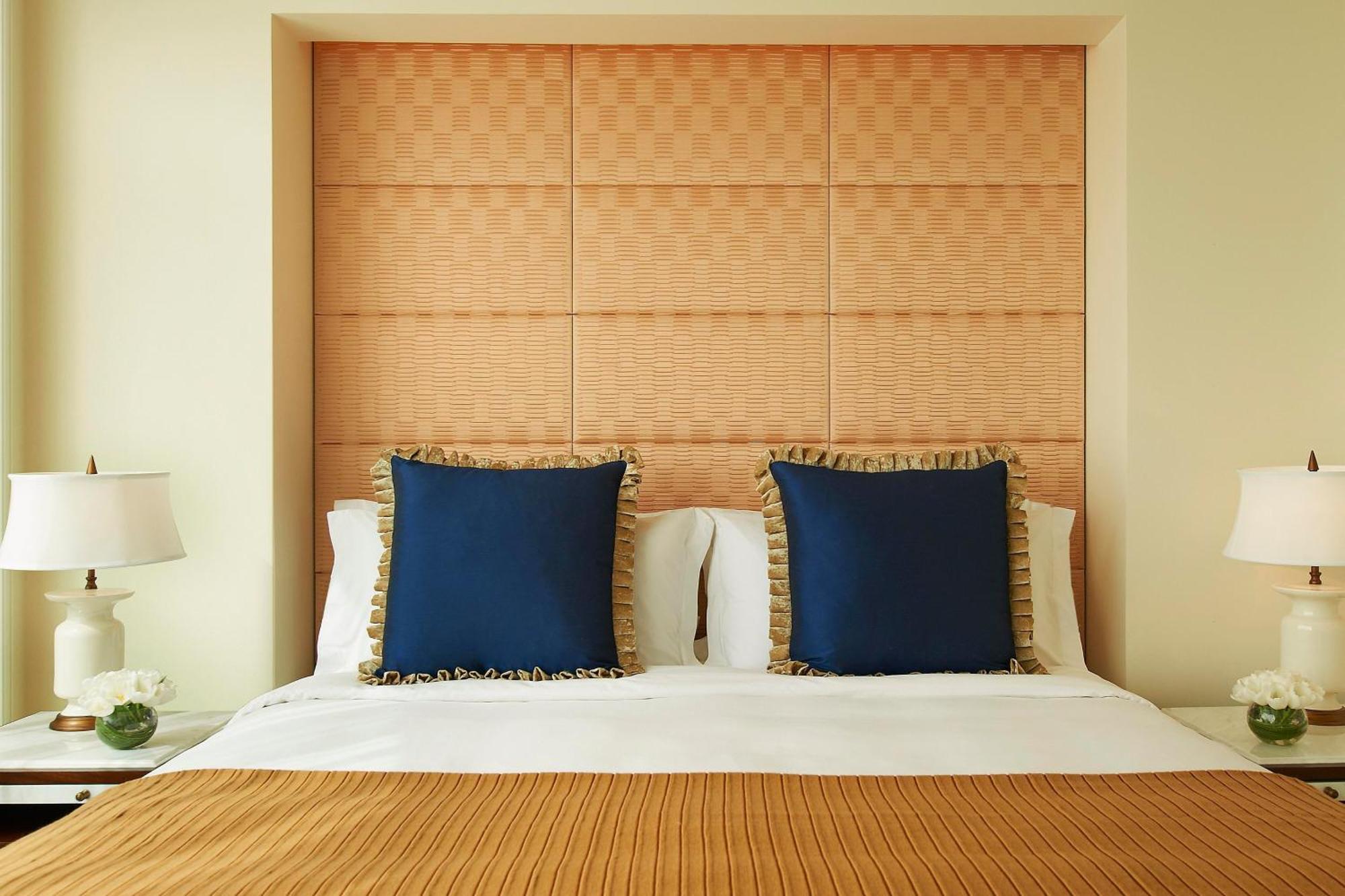 The St. Regis Abu Dhabi Hotel Exterior photo A bed with a headboard